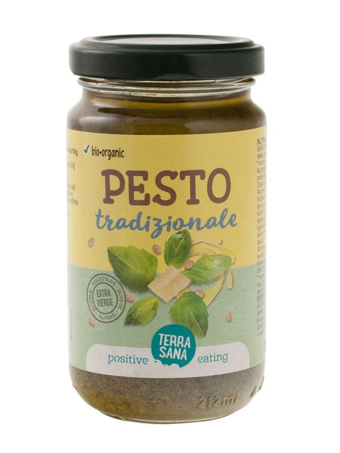 Pesto Tradizionale is our most popular pesto for good reason. The taste, the smell, the composition: everything is right. No nuts, just pine nuts. How pure!