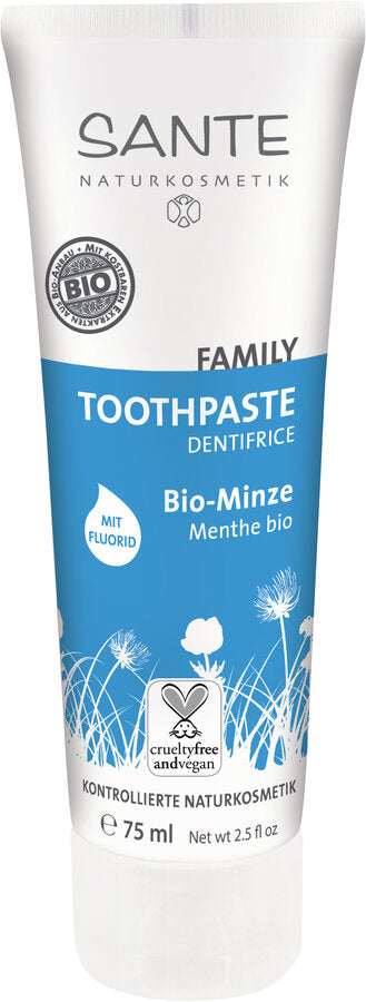 Maintains and protects teeth and gums with an active ingredient complex of sodium fluoride, xylitol and organic sage. Mint oil also ensures a pleasant taste and a kiss fresh breath. Contains sodium fluoride - fluoride content 1.200ppm.
