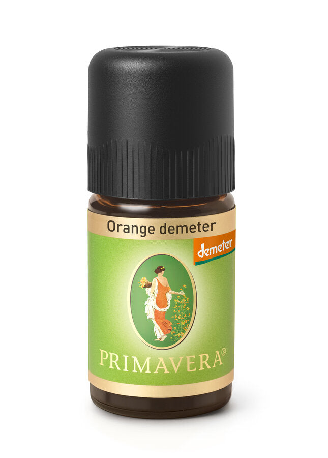 Essential orange oil is equally popular with large and small people. It is ideal for starting aromatherapy. The fruity and sprayy-sweet fragrance immediately gives a good mood and joie de vivre. It is positive and relaxed.