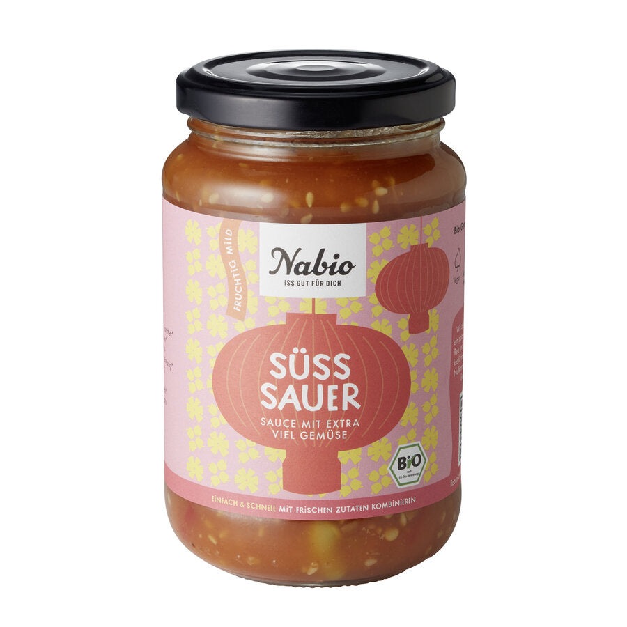 The fruity sweet, sour sauce from Nabio has a particularly high proportion of vegetables (approx. 40 %) and does not require any crystal sugar. It is rich in red and yellow peppers, carrots, beans and edamame, seasoned with a touch of ginger. Fits perfectly with rice dishes.