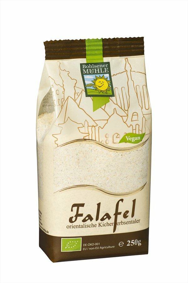 Bohlsener Mühle Falafel is a ready -made mix for oriental chickpea. The preparation is child's play: Mix 250 g falafel mixture with 300 ml of hot water and let it swell for 10 minutes. Heat the fat in a pan. Bake, done! Particularly delicious in flat bread, with dips or in the salad.